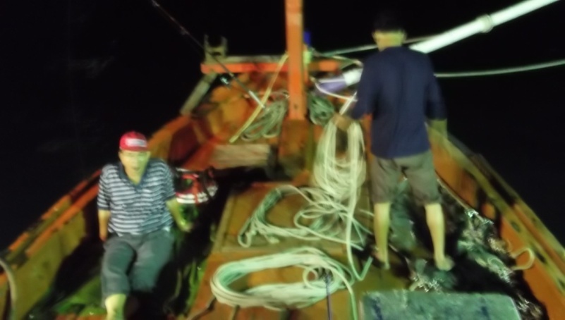 ไต๋คนขยันแห่ง แสมสาร ที่จริงแกมีลูกเรือลงมาด้วยนะครับ แต่แกว่าอยากบริการเอง :laughing: :laughing: :l