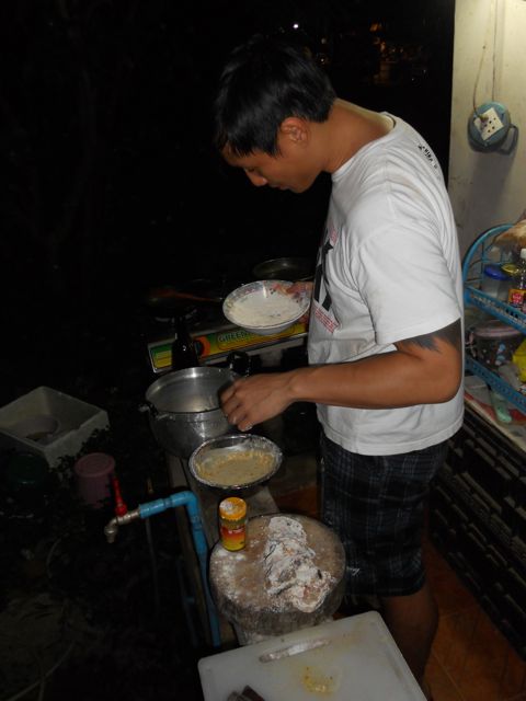 คลุกแป้งและเครื่องเทศกันก่อนครับ