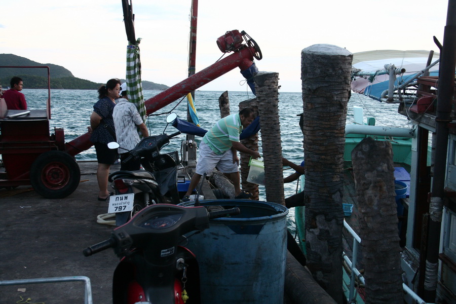 ขนของลงเรือกันเลยดีกว่าฟ้าใกล้มืดแล้วครับ