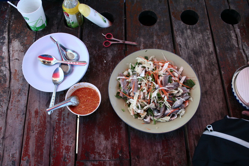 หลังจากนั้นปลาเริ่มไม่กินเบ็ด ไต๋จึงทำเมนูพิเศษมาให้เรากินกัน แวบแรกที่ผมเห็นผมบอกว่าผมไม่กล้ากิน
แ