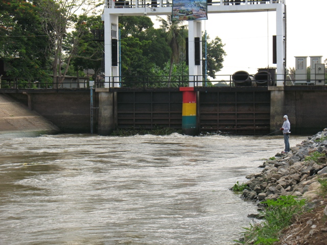 เลี้ยวรถออกมาทางลาดบัวหลวง.............นี่เลยครับน้าทั้งหลาย :grin: :grin:


....................
