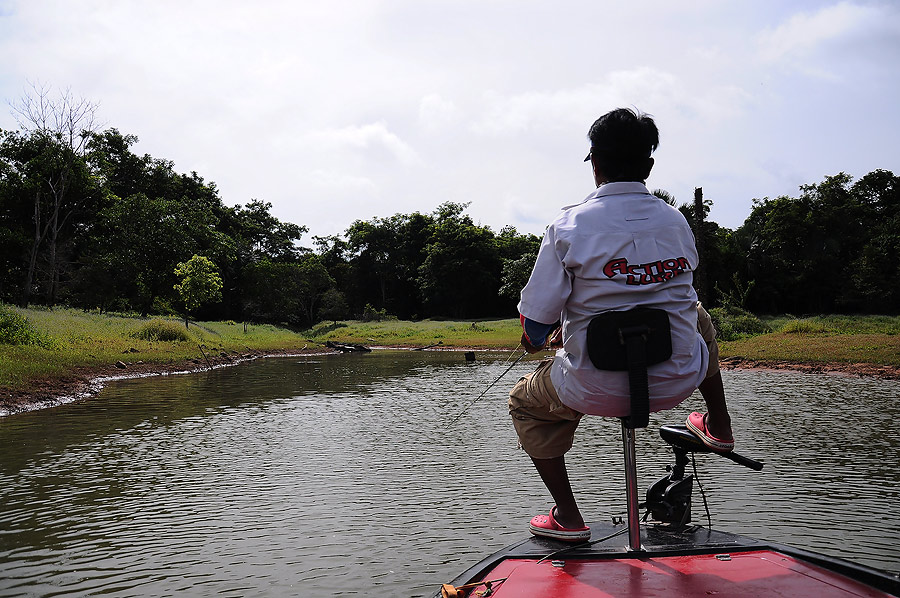เลาะริมฝั่งหาช่อนมาเผากินตอนเที่ยงสักตัวดีกว่า :grin: :grin: :grin: