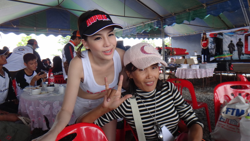 รูปนี้ให้น้องเค้าถ่ายคู่กะป้ามู๋ ออกมายังกับทีวีรุ่นแรกๆเลย

 :cheer: :cheer: :cheer: :cheer: :che