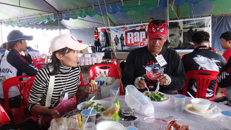 ป้ามู๋กับน้าเหลียวต้องยอมรับเลยครับว่าใจรักจริงๆกับการตกปลาเนี่ยถึงไหนถึงกันครับ

 :cheer: :cheer: