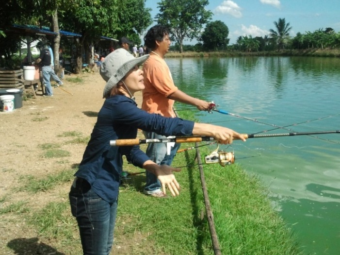 ต่อด้วยสุภาพสตรี สาวสวยคนแรกที่มาตกแข่งขันที่บ่อสุนทรี ตั้งแต่เปิดบ่อมาเกือบจะ 5 ปีเลยครับ
แฟนของน้