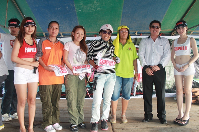 นักกีฬาสตรีรับของรางวัลครับ :cheer: :cheer: :cheer: