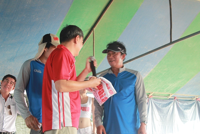 แจกเสื้อ