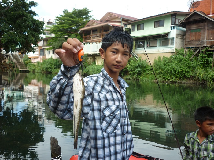 กำลังจอดเรือขึ้นไปหาอะไรกินบนฝั่ง ไอ้แจ๊คจัดมาอีกตัวคับ :grin: