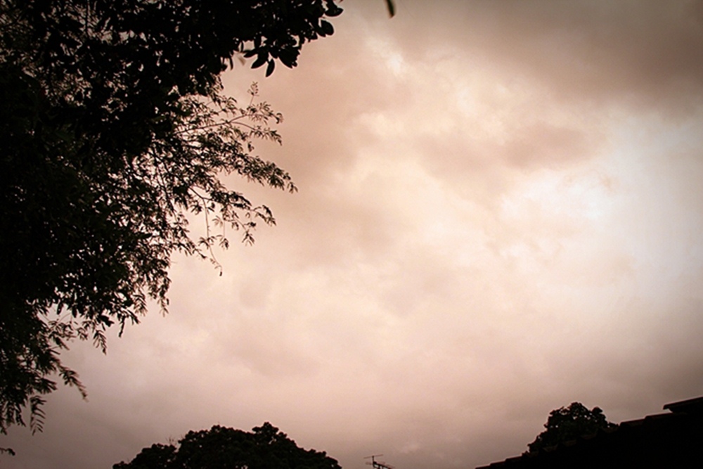 

    :grin:  อยู่ดี  เมฆครึม ฟ้าเหลือง .... แต่ไม่มีอาการฝนจะตก ...  :ohh: :ohh: :ohh: