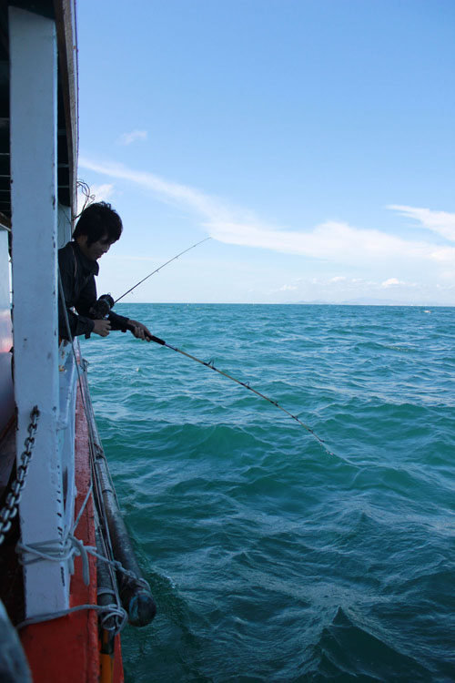 วัยดึกพากันตั้งวงอยู่หัวเรือ  รอกข้างเรือดังปรี้ด ไม่มีใครสนใจแล้ว ว่าจะไม่เอาแล้วน่ะ 

เอานิดหน่อ