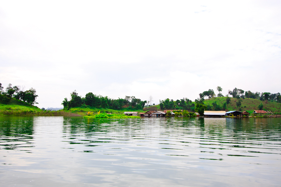 


           ขอลา และจบ การรายงานสถานการณ์ เขื่อนเขาแหลชม เพียงเท่านี้นะครับ ด้วยภาพนี้แล้วกันนะ