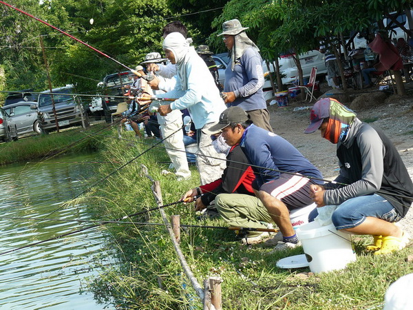 ตรงกลางบ่อดูบางตา+++สงสัยร้อนอ่ะ :cool: :cool: :grin: :grin: