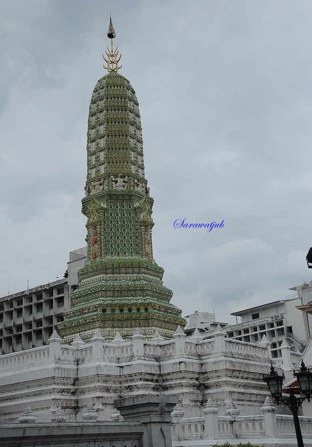 ฝูงนกพิราบหน้าวัดเลียบ   สะพานพุทธ