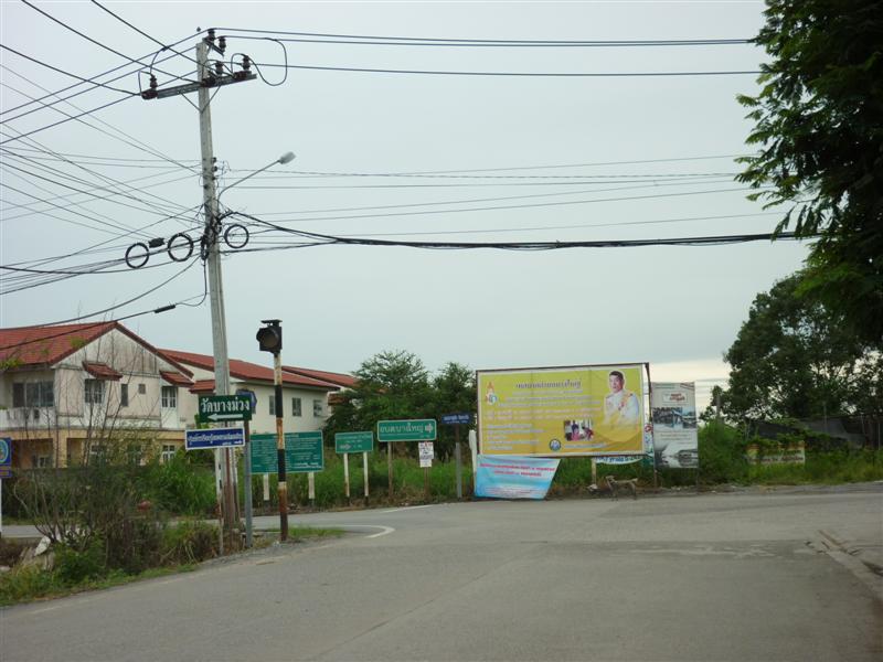 ตรงไปเรื่อยๆครับ เจอทางแยกดังในภาพเลี้ยวขวาครับ  :smile: