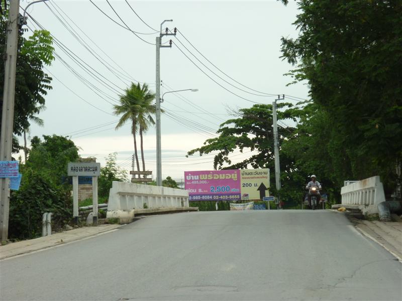 วิ่งมาตามทาง ข้ามสะพานแล้วจะเจอทางแยกอีกเลี้ยวขวาครับ :smile: