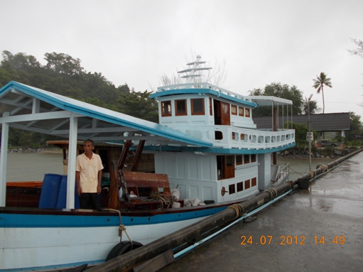 เดินดูเรือลำนี้สักพัก งานเริ่มเข้าอีกแล้วครับ ฝนเริ่มลงเม็ดอีกละ