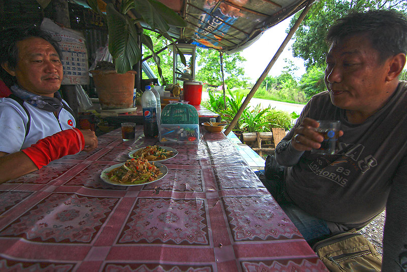  [b]+++ร้านนี้อยู่ตรงข้ามกับวัด....แต่ก่อนทำกับข้าวไม่ค่อยอร่อย...แต่เดี๋ยวนี้......ไช้ได้เลยทีเดียว