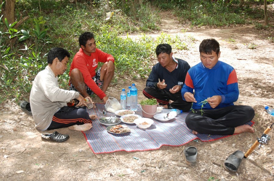 ตัดมาทานอาหารเที่ยงกันเลยครับ  :laughing: :laughing: :laughing: