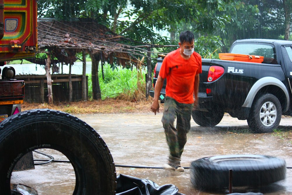 เจ้าของร้านก็อัธยาศรัยดีครับ... ขยันด้วย ฝนก็ตก ลุยทำให้ตลอดเลย.....สิบล้อนะ ยางผมกำลังสติมยุ... :gr