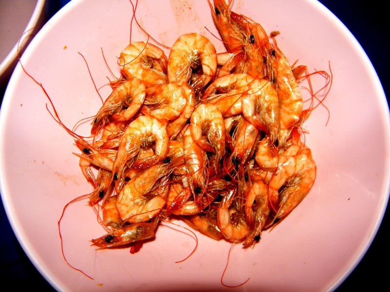 เอาขอกินเล่นไปก่อนครับ  กุ้งขาวคั่วซีอิ้ว...เหยื่อที่เหลือครับ  :laughing: :laughing: :laughing: :la