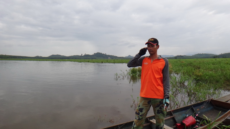 สบายใจแระรอดแต่หัววัน 555ลืมเอาโทรศัพท์มายืมโทรศัพไต๋โทรไปรายงานตัวกับ ผบ.ทบ ที่อยู่ กทม.ก่อนเด่วงาน