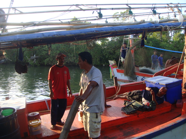 กำลังเตรียมของลงเรือกันครับ