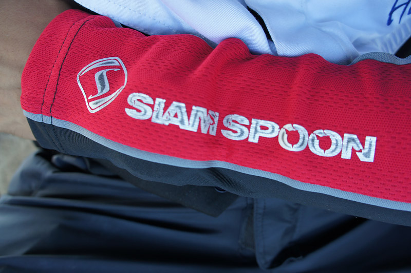 [b]วันนี้ได้ปลอกแขนตัวใหม่ของ siam spoon มาใช้งานด้วย น้าบายได้ใช้แล้ว แจ่มมากครับ เป็นเนื้อผ้ายืดได