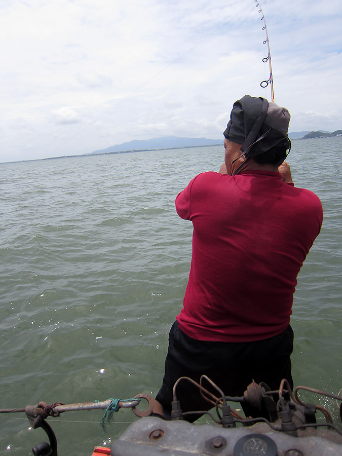 พอย้ายไปหมายใหม่ ไต๋ขอยืมคันไปลงสายไว้ท้ายเรือ ใช้เวลาไม่นาน  มีเสียงปลาโดดอยู่ด้านหลัง  จากนั้น คัน