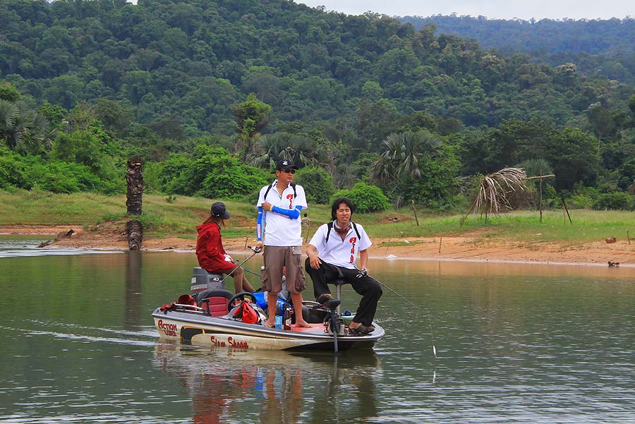  มองไปด้านหลังเรือเจ้าถิ่นมาอีกลำและเรือน้ากบแอ็คชั่นลัวร์หนีแห้วมาเหรอค้าบบบบบ...... :grin: