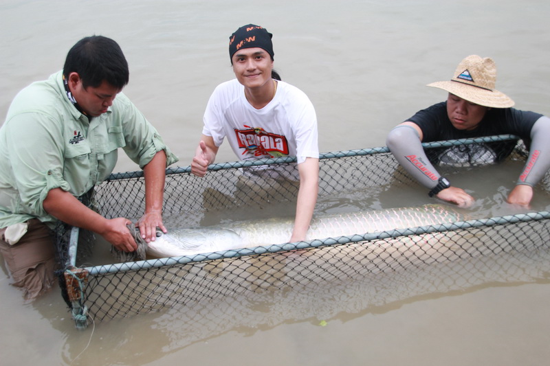 ปลดเบ็ดก่อนปล่อย ให้ฟื้นตัวครับ  :grin: :smile: