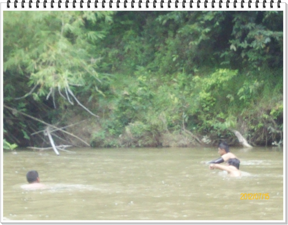  [b]ไม่กัด เล่นน้ำดีกว่าครับ[/b]