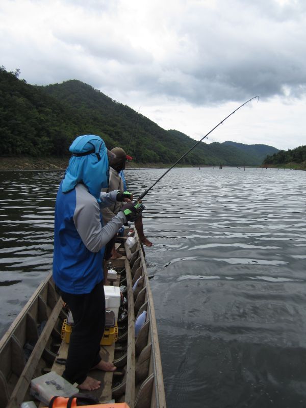 2 คนบนเรือทั้งส่งแรงเชียร์และแรงแช่งไปพร้อม ๆ กันครับ :laughing: :laughing: :laughing: :laughing: :l
