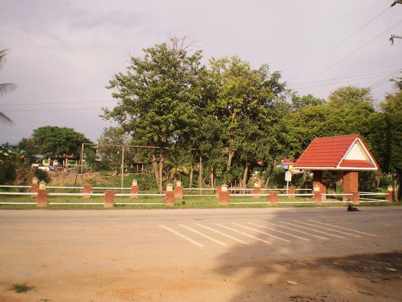 ตรงที่ล้อมรั้วคือบริเวณที่ ร.5 ได้เสด็จประพาสต้นทางน้ำด้วยเรือครับ(ตรงรั้วสีเขียวฝั่งตรงข้ามคือบ้านผ