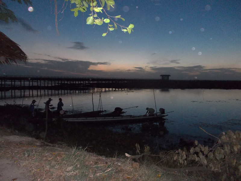  [b]ลงเรือกันก่อนเลยครับ....

 ออกจากบ้าน อ.หัวไทรตั้งกะตี4.30 

แวะนู่นแวะนี่มาถึงทะเลน้อยก็กำล