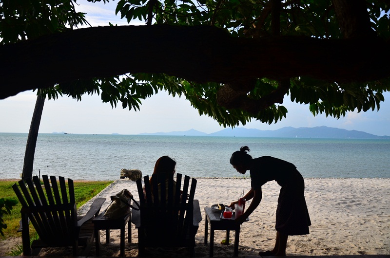 แวะพักดื่มกาแฟ ริมชายหาดยามบ่ายๆ