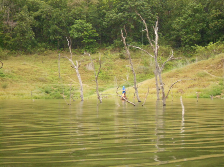 เรืออีกลำวิ่งหนีน้ำแดงมาเหมือนกันคับ