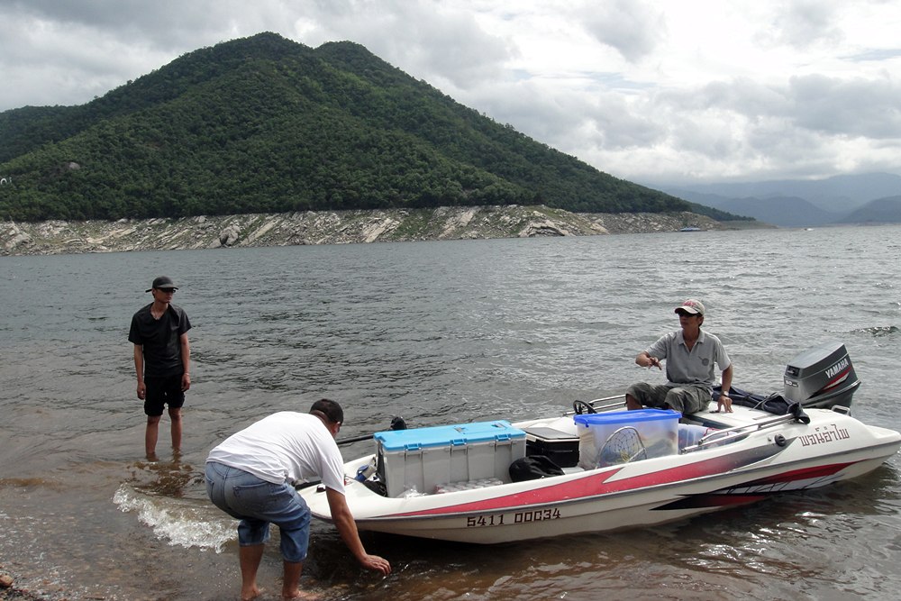 เริ่มทยอยเอาเรือลงน้ำคับ ร่วมด้วยช่วยกัน :cheer: