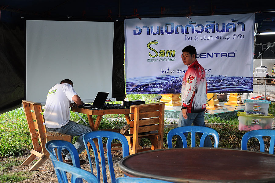 แน่ะ..ถามไม่ตอบด้วย รีบมาติดตั้งคอมเลยอ่ะ ส่วนนังโปรเม่นก็เหมือนคนยังไม่ตื่นเลย แอบไปทำไรกันมาเหรอ :
