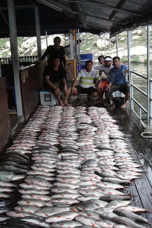 ตามธรรมเนียม ถ่ายรูปเป็นที่ระลึกคับ :cheer: