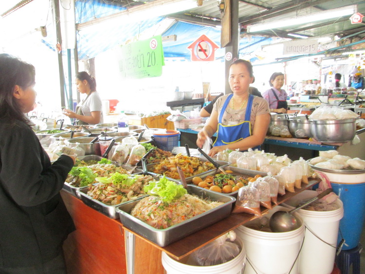 ข้าวแกงร้านนี้แหะลครับเรื่องเร้าใจเห็นกับข้าวหน้ากินเลยถ่าย....พอถ่ายเสร็จปุ้ปเจ้แกเสียงดัง ถ่ายรุปเ