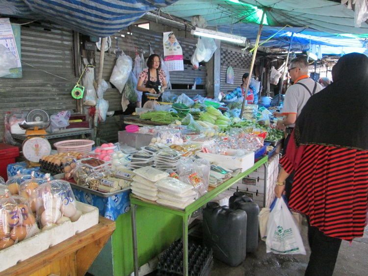 ตรงนี้มีร้านขายไข่ผักปลาลูกชิ้นใส้กรอกราคาไม่แพงด้วยครับน้าอร่อยจังเลยยยยย