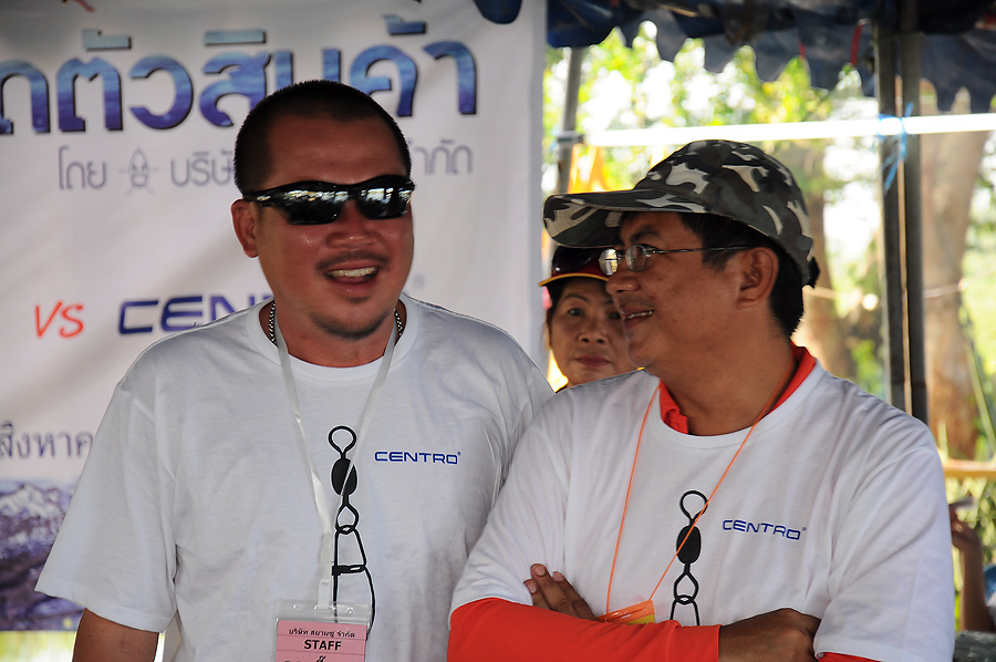 เมื่อหนุ่มเหลือน้อยกับหนุ่มอายุเยอะ มาเจอกันต้องเก็บภาพไว้สักหน่อย :laughing: :laughing: :laughing: 