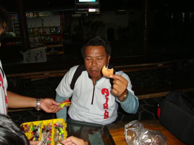 

กำลังกิน.....น้าหมอมาแจกกบอีก ดีจังวุ้ย.......... :love: :love: :love: :love: