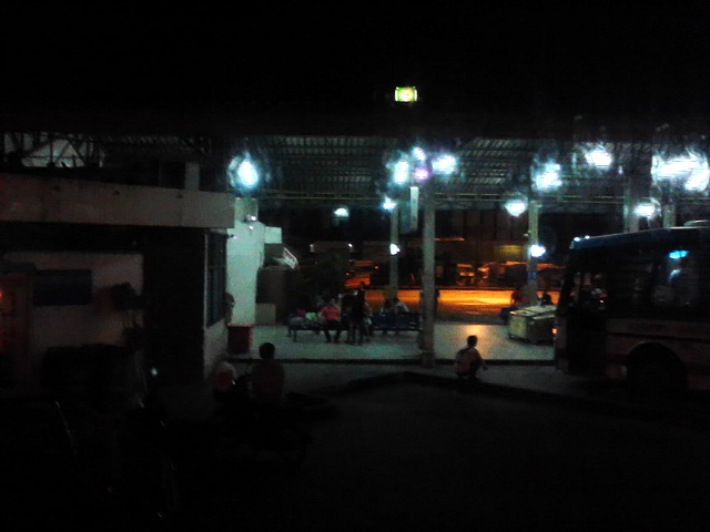 ภาพสุดท้ายก่อนรถค่อยๆขยับออกจาก
สถานีขนส่ง เวลา 19.40 น.
ลาก่อนนะ
 :blush: :blush: