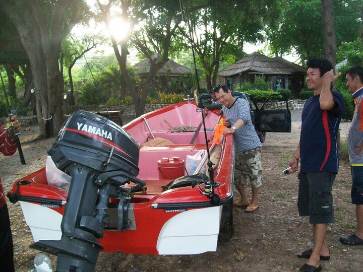 เอาเรือขึ้น เจอเฮียกวงกับพี่โอ๋มาหดูหมายตีหมึกกันที่หาดนางรำ แต่คลื่นลมแรงเลยแวะมาหาครับ  :love: :gr