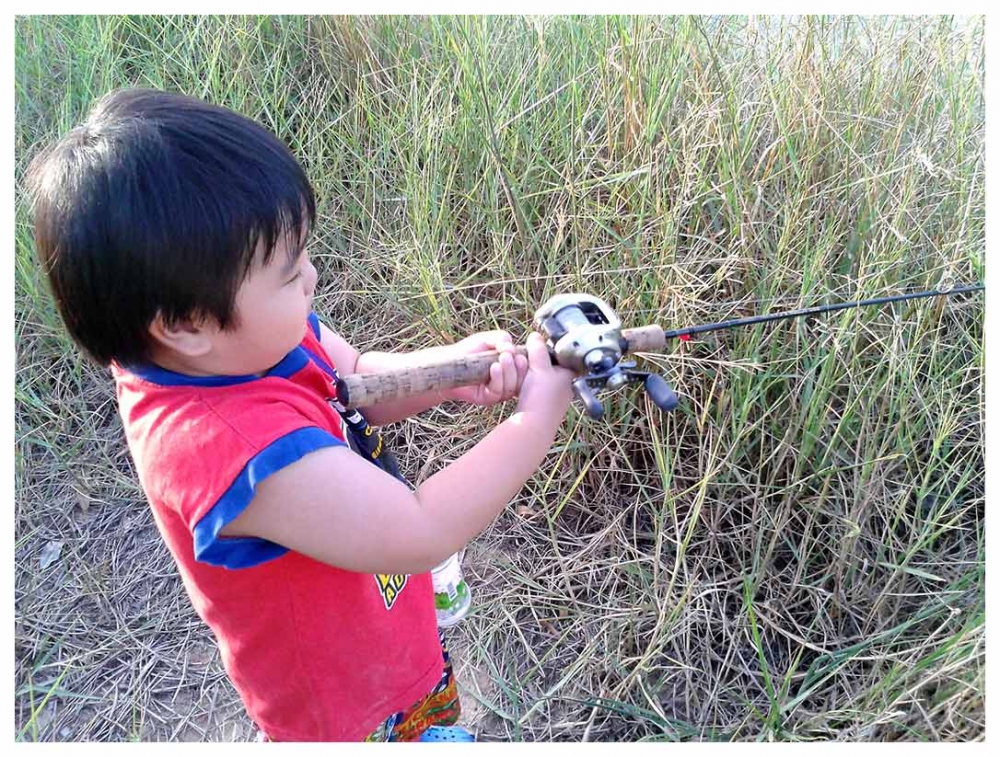 หนูเห็นในกาตูนย์ต้องหมุนคันเบ็ดใช่ไหมพ่อ ดูนะหนูจะหมุนให้ดู :cool: