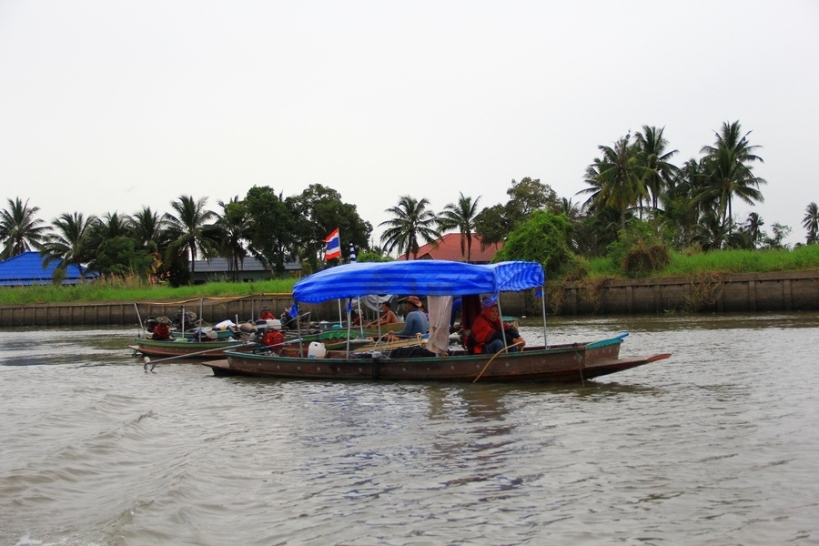 ขับเรือเล่นมาเรื่อยๆ เจอเรือกลุ่มนี้  สงสัยว่าเค้ามาทำอะไรกัน อ้ออออ   เค้ามาดำน้ำเก็บของเก่ากันนี่เ