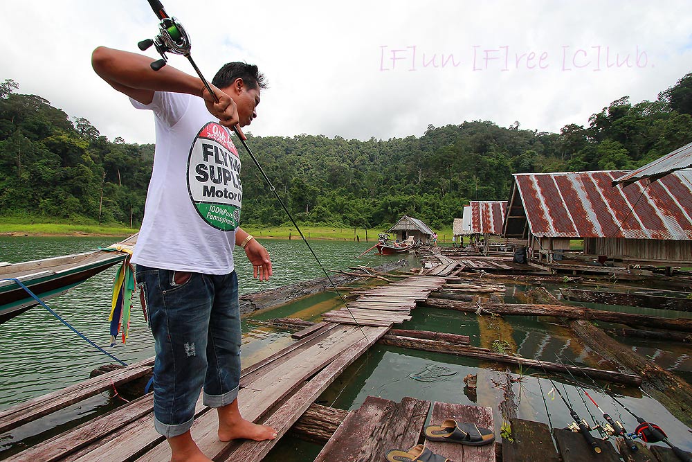 

หลังจากยกของจากเรือเสร็จ..ไม่รอช้ากันเลยครับเพราะเรามาทันออกรอบบ่ายของวันแรก พี่เอส ประกอบอาวุธเ