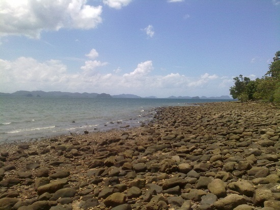 เข้าสู่เกาะที่ 2 หมายเกาะครามอยู่ทางด้านหลังเกาะพิทักษ์คับ   บรรยากาศชายหาดช่างสวยเหลือเกินคับ