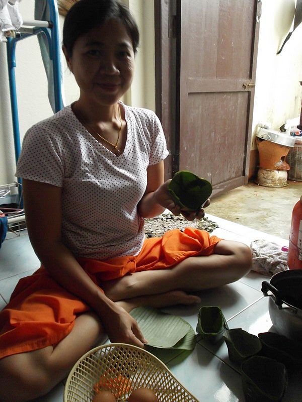                   ส่วนป้าเล้ก (ผ.บ ของฉาม)...ก้อเริ่มทำการเย็บกระทง... :grin: :grin: :love: :love: :